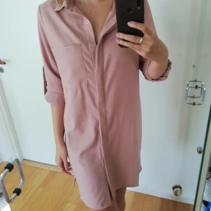 Rosa skjortklänning strl 36  - Superfin skjorta/klänning från Missguided. Den är knappt använd pga inte min stil, så den är i nyskick! 