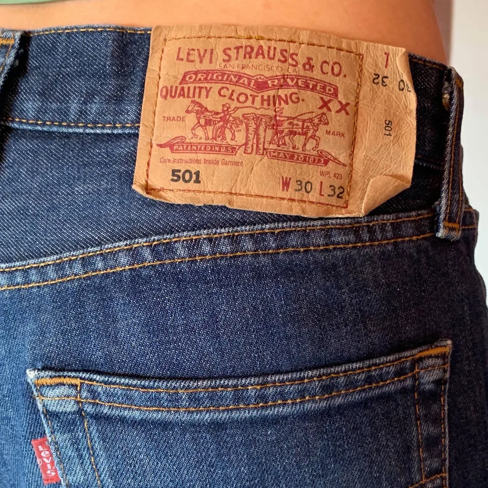 Snygga jeans i mörkblå färg och som sitter skitsnyggt på! Storlek 30/32. Köpare står för frakt! Skriv om du har några frågor!. Jeans & Byxor.