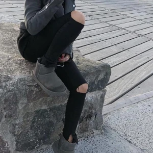 Svarta håliga byxor  - Skit coola håliga jeans som jag fixat själv, passar xs/s och sitter väldigt snyggt på. Jeansen är från ginatricot och modellen heter Alex, de är väldigt stretchiga och sköna💘