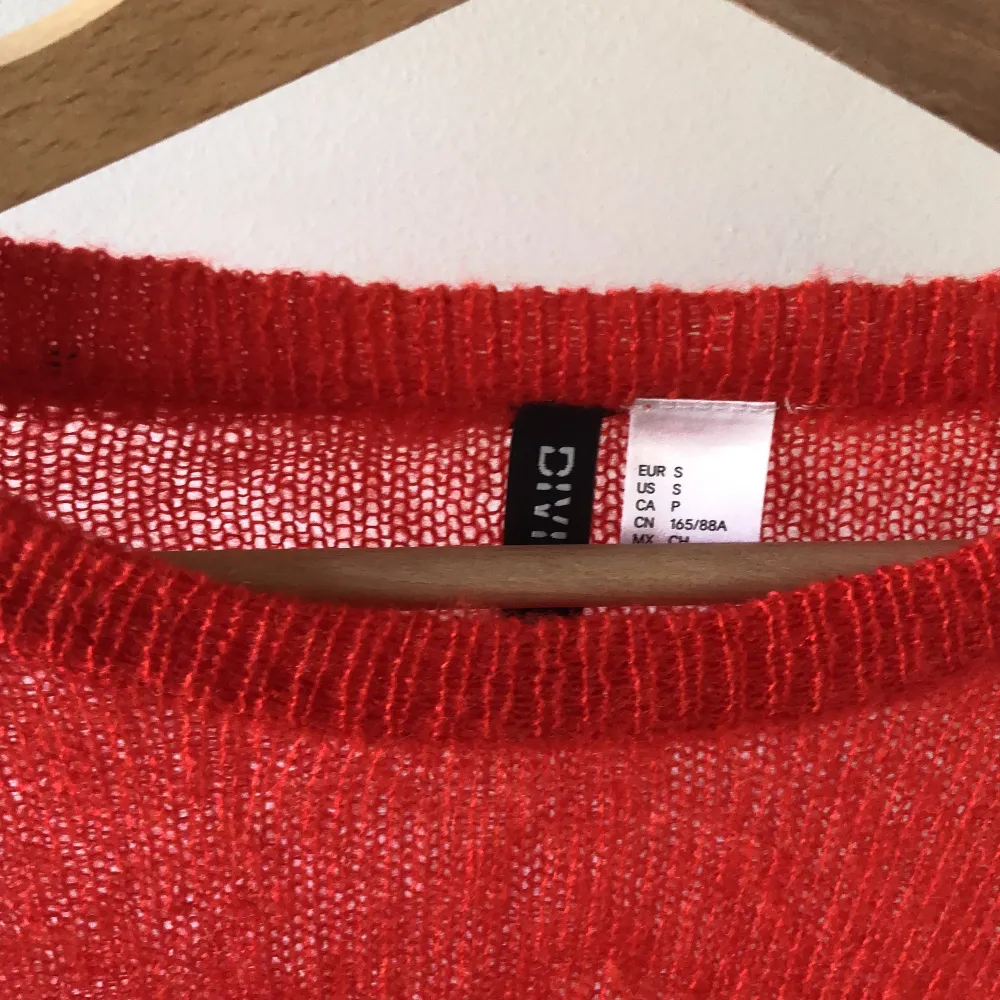 Fin röd tröja från hm! Helt ny och är i storlek S! Den är stickad och har en ser through känsla!. Toppar.