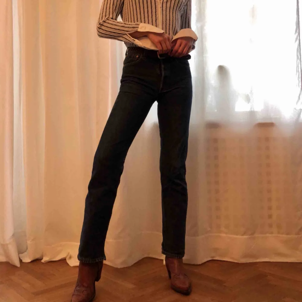 Mörkblå Levi’s 501 jeans. Stlk. W28L34. Köpta secondhand i Paris därmed en lite uppklippning i sömmen längst ner, går lätt att sy ihop om önskas. Köparen står för frakt, kan även mötas upp! (Även toppen är till salu). Jeans & Byxor.