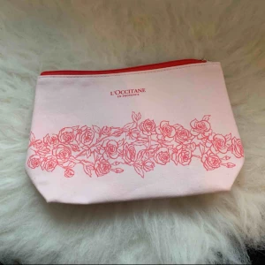  - Helt nytt sminkväska från L’Occitane Kan mötas upp vid t-centralen eller Odenplan Kan skicka via post, 10kr på frakt