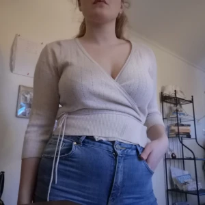  - Jättefin omlottblus! Frakt ingår ej, finns en liten missfärgning som man knappt kan se😊