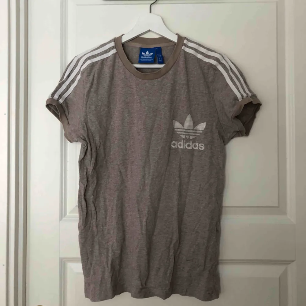 Fin Adidas t-shirt i storlek L. Säljes för 50kr + frakt eller mötas upp i Stockholm. T-shirts.