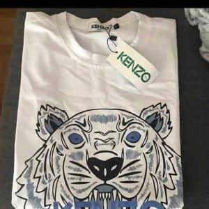  - Kenzo t-shirt i storlek S, aldrig använd. Hör av er vid intresse