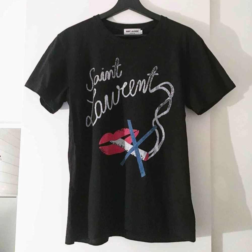 Saint Laurent Paris tshirt, replika. Storlek L men passar M. Skick 8.5/10, lite av texten har bleknat/lossnat, annars felfri.. T-shirts.