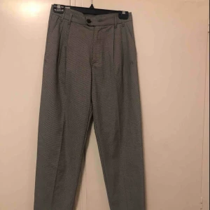  - Skitsnygga och oanvända kostymbyxor säljes! 