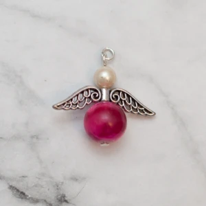  - Fin skyddsängel som passar som hänge, nyckelring mm. 45cm kedja går att köpa till för 10:-. 9:- i frakt tillkommer.