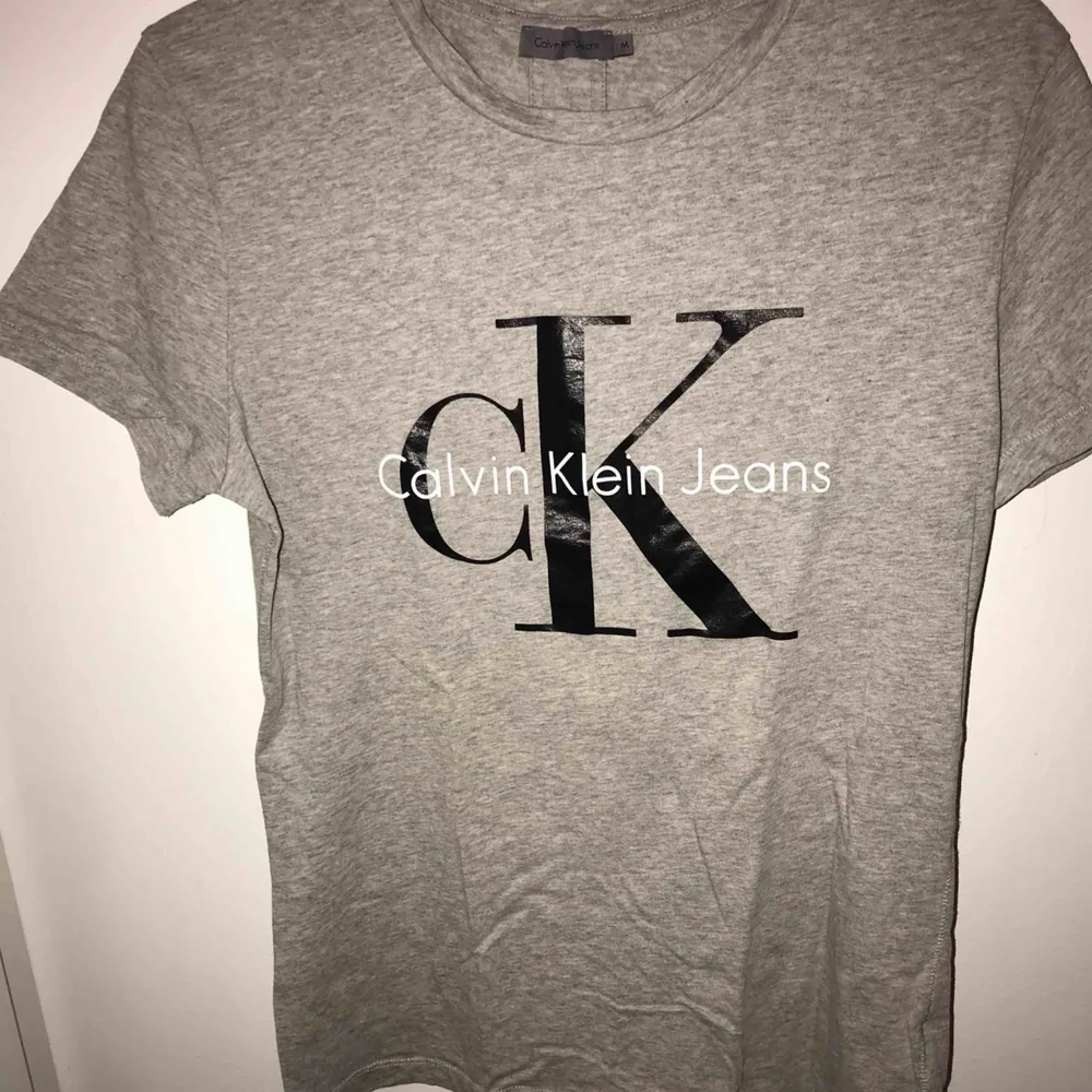 Calvin Klein t-shiit i bra skick. -tjejstorlek, storlek M -bra skick, använd fåtal gånger  -frakt 39 kr.. T-shirts.