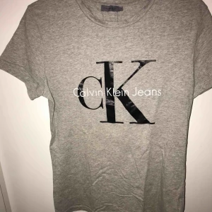  - Calvin Klein t-shiit i bra skick. -tjejstorlek, storlek M -bra skick, använd fåtal gånger  -frakt 39 kr.
