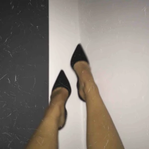  - Svart stilettklack. Från Nelly.se. 11cm hög klack.