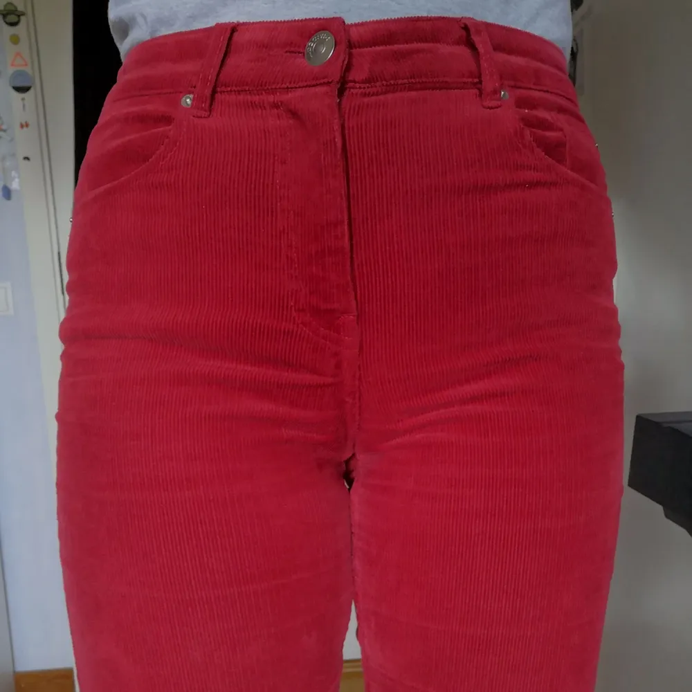 Röda manchesterbyxor från hm. De har bara använts 1 gång och säljs för att jag tycker de är för korta för min stil (Jag är cirka 176cm lång). De är såna ankle jeans så gillar man den stilen eller är lite kortare är dessa jättebra! Kan mötas upp i Lund eller Eslöv annars tillkommer frakt. . Jeans & Byxor.