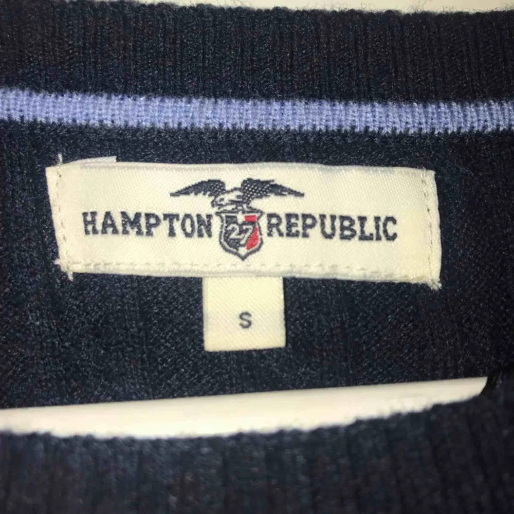 Kavelstickad tröja i storlek small från märket Hampton republic, använd fåtal gånger därav säljer jag den, frakt tillkommer. Stickat.