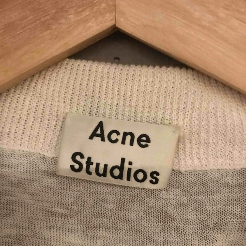 Acne studios vit lång kofta. Helt oanvänd. . Tröjor & Koftor.