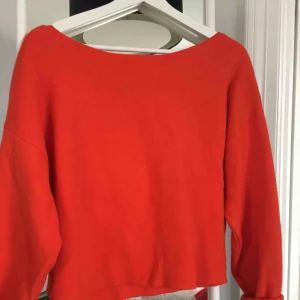  - En skrikröd långärmad från Zara, med en fin öppning på ryggen! Fint skick, ordinarie pris 300kr, säljer 100kr inkl frakt :) 
