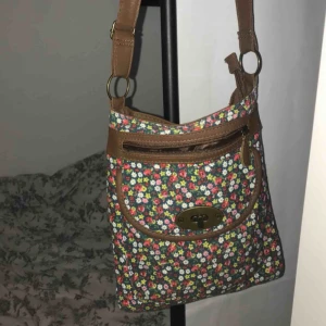  - supergullig blommig väska!! sparsamt använd och kan skickas mot att köparen betalar frakt! swishbetalning 