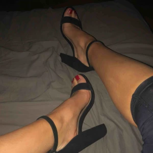  - Äkta steve madden klackar, box finns till men den är lite sönder på framsidan. Ca 10cm klack. Använda 3ggr säljer pga att dom är för små nu. Frakt betalar köparen och den är på 55kr. Guld detaljer 