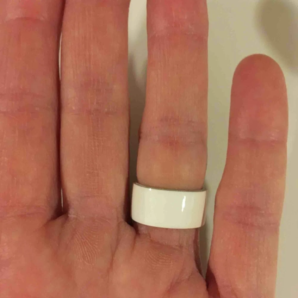 White Leather and swarovski ring! Size 15,5 (55,5). Accessoarer.