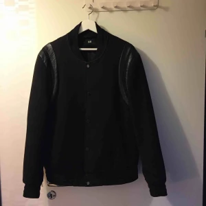  - Skön bomberjacka från HM, välanvänd men i gott skick! 