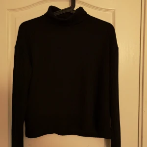  - Svart polotröja som bara använts 2 gånger. Kan hämtas i Lund eller Eslöv, annars tillkommer frakt. 