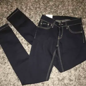 Mörkblåa jeans från d.brand med silvriga detaljer. Aldrig använda, nypris 900 kr, skulle säga att dem är ungefär storlek xs