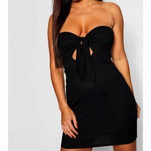  - Jätte söt klänning från boohoo, den sitter perfekt på en s/m men jag har tyvärr lite små bröst för denna klänningen, (man ser ingen underboob på mig som jag ville😂), då man knyter över brösten💗