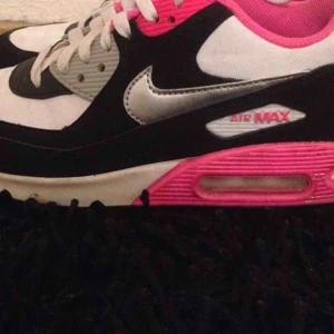  - Nike air max över snyggaa men passar ej mig!!