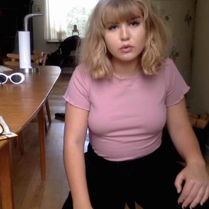  - Söt mauve färgad t-shirt med volang ärmar från bikbok! Kan mötas i Sthlm/ står ej för frakt