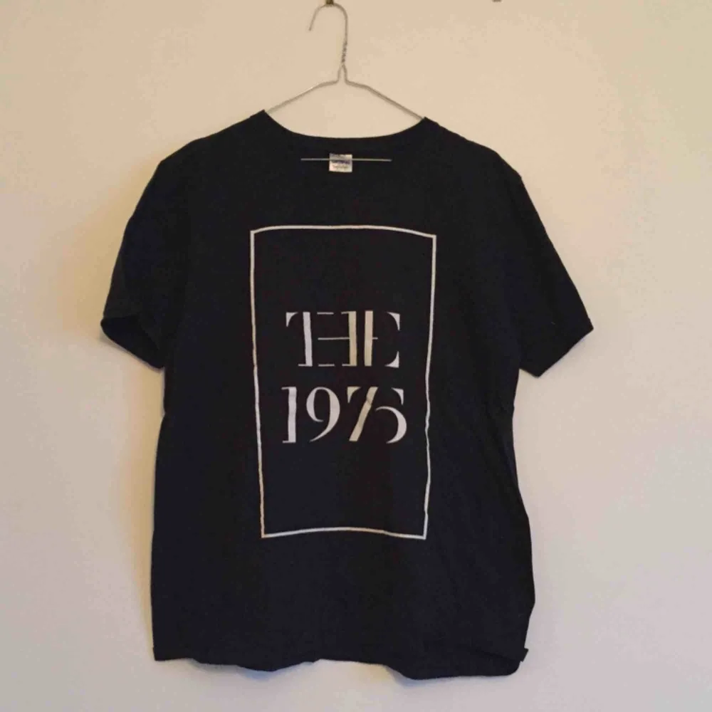 The 1975 t-shirt. Använd några få ggr, fint skick. Frakt tillkommer. T-shirts.