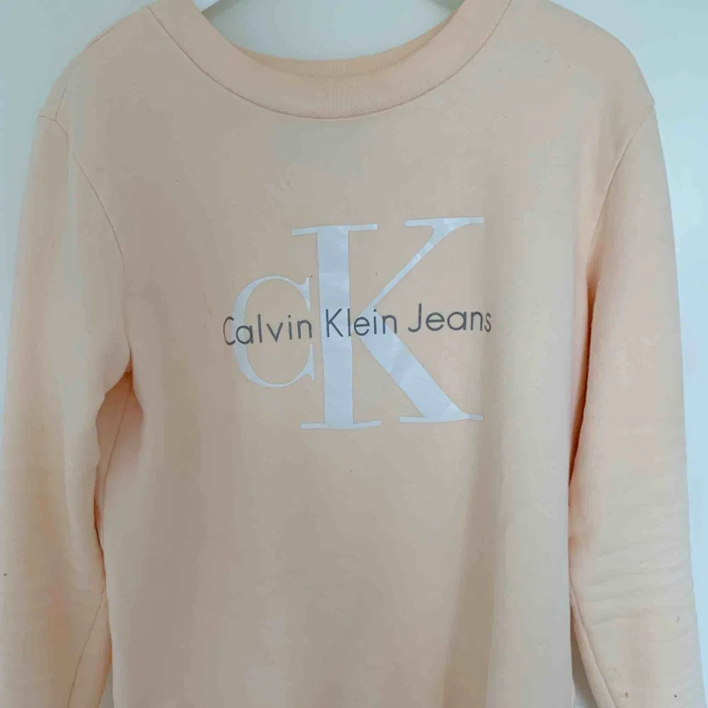 En beige tjocktröja i storlek S från Calvin Klein. Den är i ett gott skick. Nypris 1000kr. Tröjor & Koftor.
