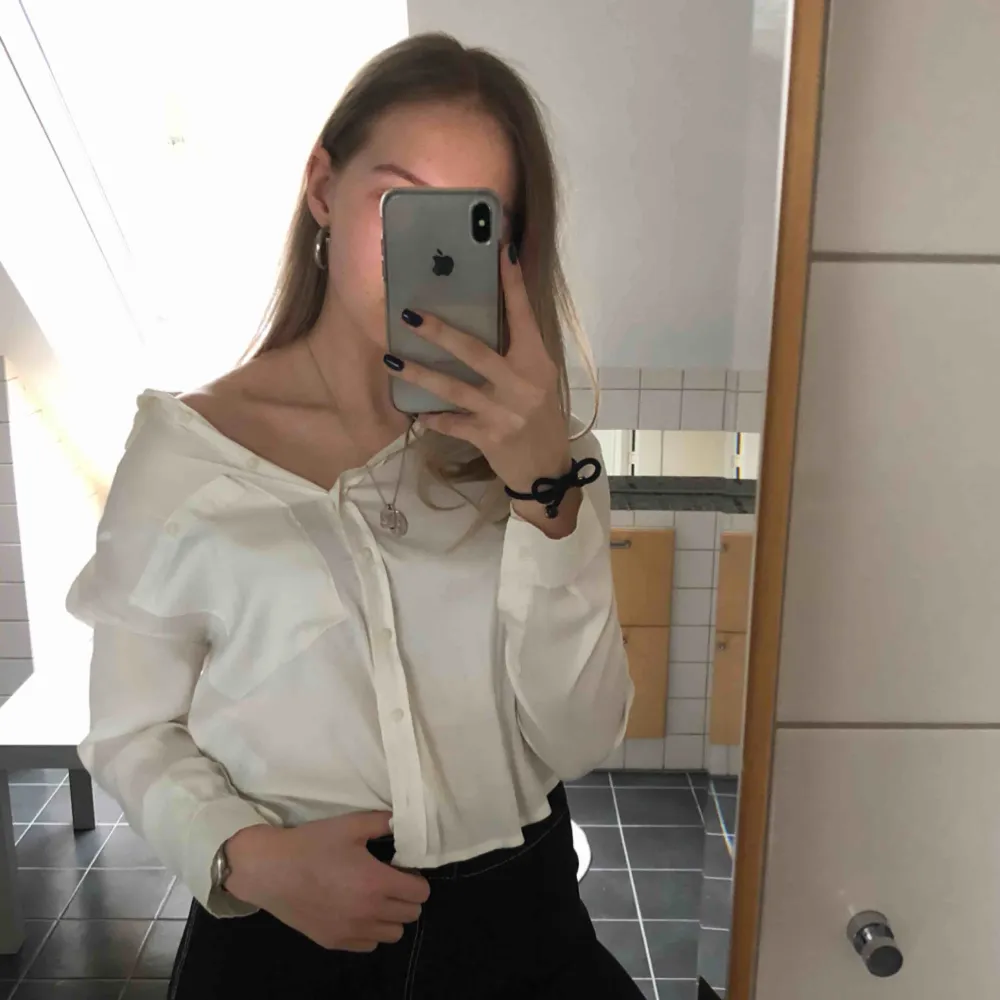 Vit-cream färgad siden blus. En ficka på vänstra sidan. I toppskick och bra kvalité, aldrig använd. En bra skjorta- blus som går att styla på många olika sätt. Storlek S, passar även XS och M. Frakt tillkommer.. Toppar.