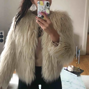  - Oanvänd jacka i storlek XS. Frakt tillkommer ✨