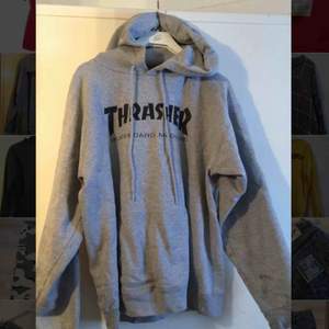 Säljer nu min älskade Thrasher hoodie pga behov av pengar. Den är sparsamt använd så den är i jättebra skick. En Herr Small är den. Köpt förra året för ca 950:- Säljer nu för 400❣️