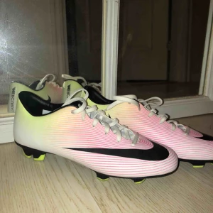  - Fotbollsskor använda en gång. Nypris 850kr. Säljer för 300kr, köparen står för frakt. Storlek 38.5/24cm. 