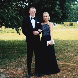  - BALKLÄNNING FÖR HALVA PRISET, säljer min balklänning jag hade en gång på balen i juni 2018, som ny i skick, med pärlor, lite släp och dragkedja där bak, jag är 168cm, sjukt vacker klänning! Kan gå ner i pris i viss mån :)