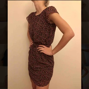  - Söt sommarklänning från VILA med snöre att knyta i midjan, nypris 349kr. Använd max 10 gånger. Passar även strl Small. Priset är exklusive frakt, köpare står för frakt