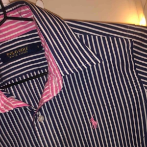 - Ralph lauren skjorta aldrig använd pågrund av fel storlek, storleken är 2 och motsvarar s