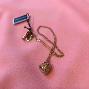  - Halsband, med glimmande stenar. Köp för några månader sedan men aldrig använt det.