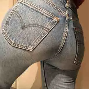 Vintage Levis jeans, endast använda ett par gånger. Passar en person som har storlek XS-S. Jeans & Byxor.