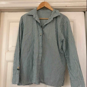  - Jättefin randig skjorta med fina detaljer!  Faller fint på