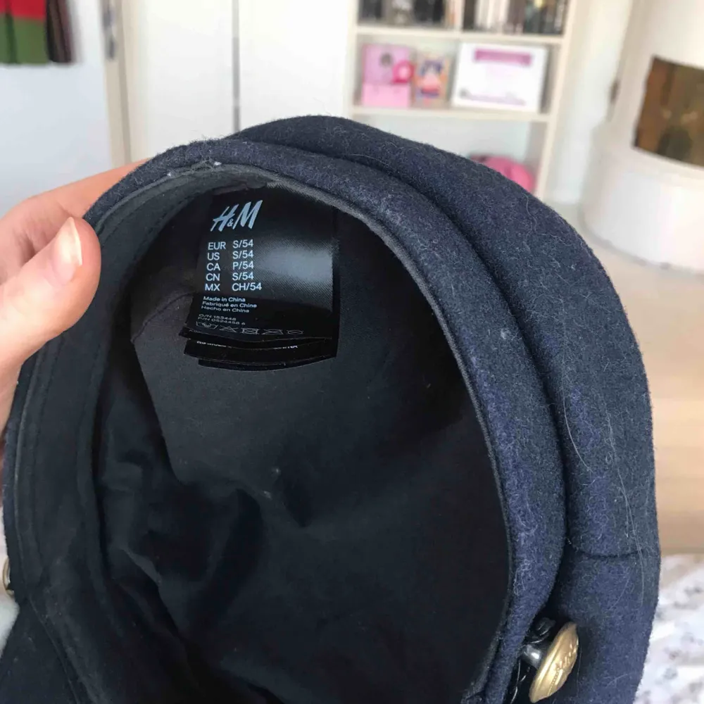 Supersnygg skepparmössa i mörkblå ”filt” eller ”tovat” material med guldiga knappar, från H&M i storlek S, 54cm i omkrets. Inköpspris 149kr, använd ett fåtal gånger. Lite dammig men det går såklart att få bort med klädroller osv. 80kr inkl frakt 🎩 . Accessoarer.