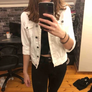  - Fin vit jeansjacka i bra skick