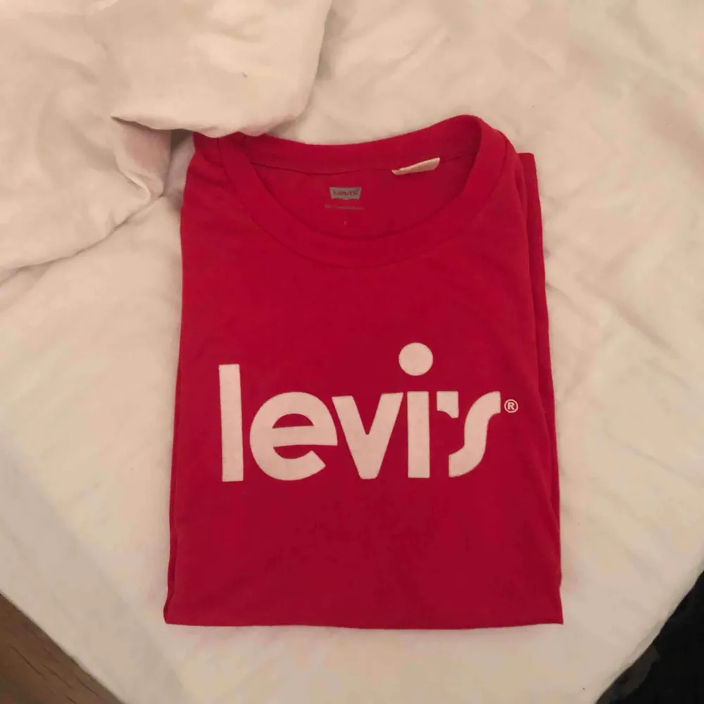 T-shirt från Levis! 200kr inkl frakt🌸. T-shirts.