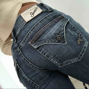  - Bootcut Jeans från Guess strl S. Aldrig använda 