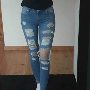  - Slitna, stretchiga jeans från madlady, använda ett fåtal gånger orginalpris 500kr  Säljs då de sällan används, frakt ingår i priset