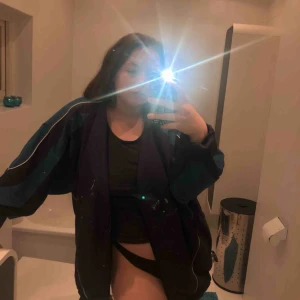  - En svin cool vintage windbreaker som passar alla storlekar! Lite fläckar men går nog att ta bort! Pris kan diskuteras.  Frakt tillkommer🥰