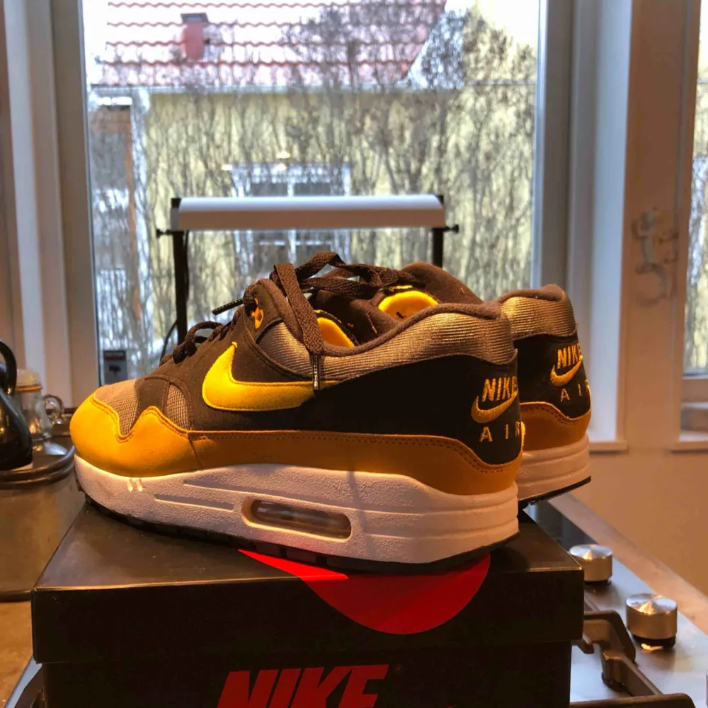 Air Max 90s/1  Gul/svart Bra skick (8/10) Dm för fler bilder  Kan mötas upp (stockholm/eskilstuna) . Skor.