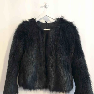  - Fuskpälsjacka Sparsamt använd och i mycket fint skick! Väldigt varm och kan användas som vinterjacka om man har en tjockare tröja under