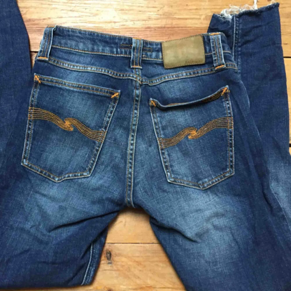 Nudie Jeans, med avklippta ben. Sitter snyggt på mig som är strl 25. Köpare betalar frakt 40kr. Jeans & Byxor.