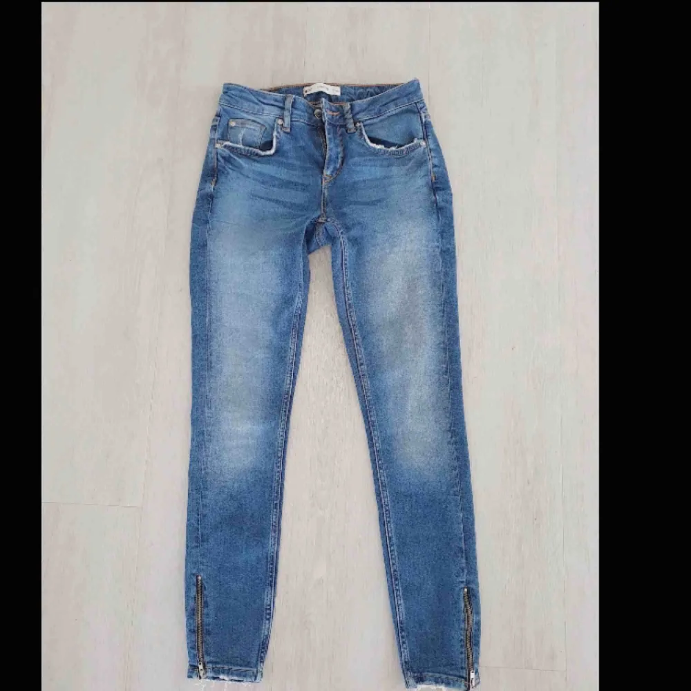•Kristen jeans från Gina Tricot. •Nypris 499kr. •Hämtas i Nyköping, annars tillkommer spårbar frakt på 63kr.. Jeans & Byxor.